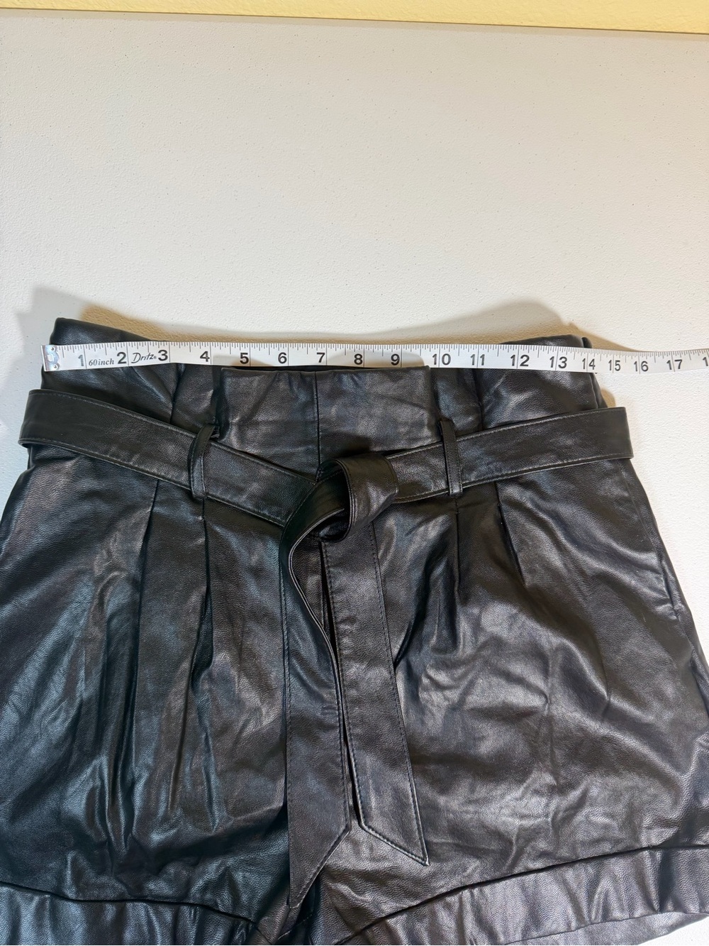Express Extreme High Rise Faux Leather Paperbag Shorts Black Size 6 NWOT - Picture 3 of 12